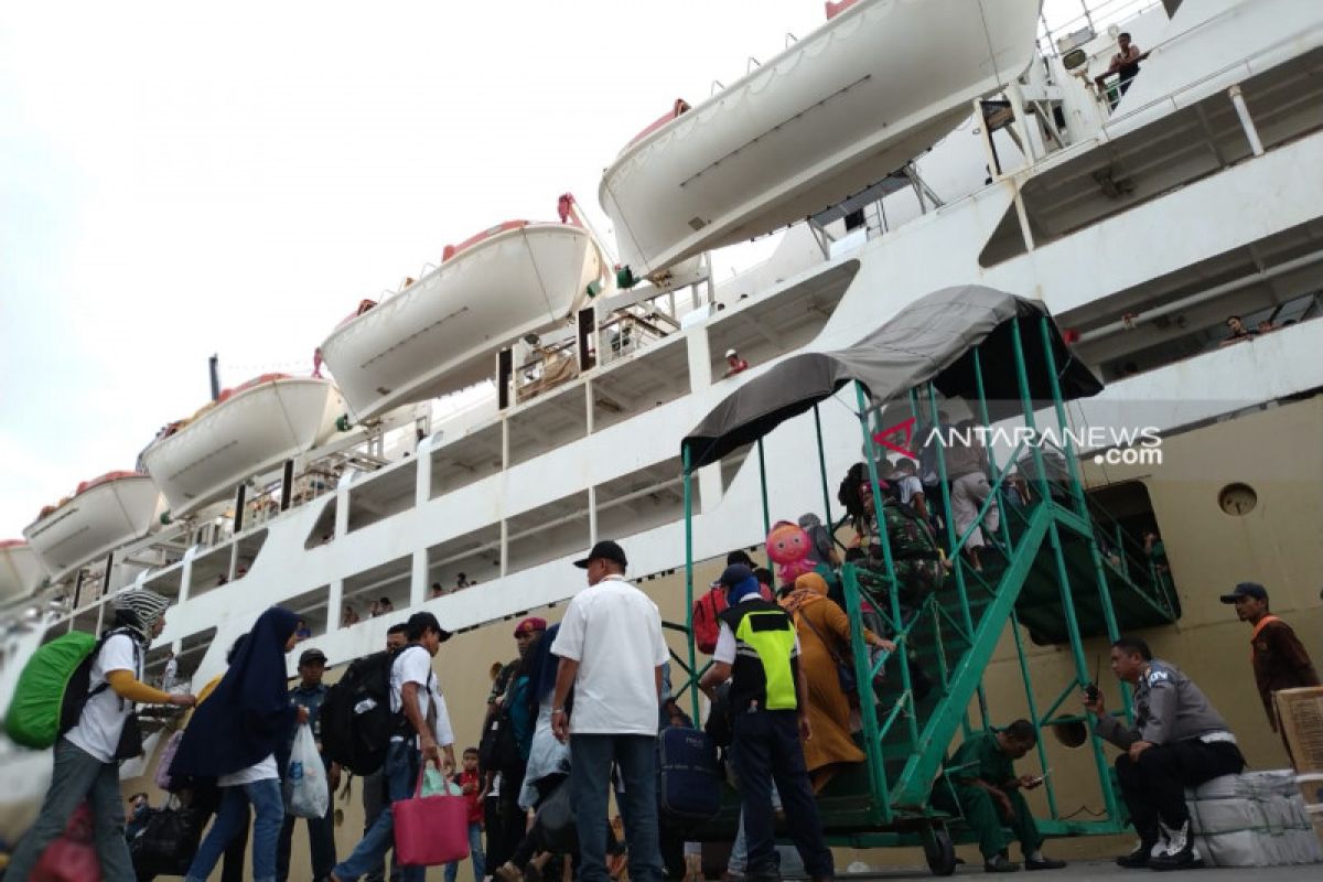 H-2 Lebaran, 2.735 pemudik turun di Pelabuhan Makassar