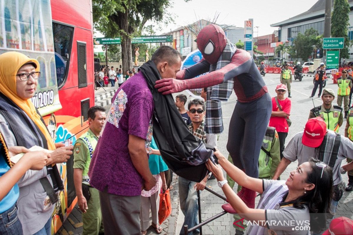 Kagama Solo bagikan sarung untuk berlebaran