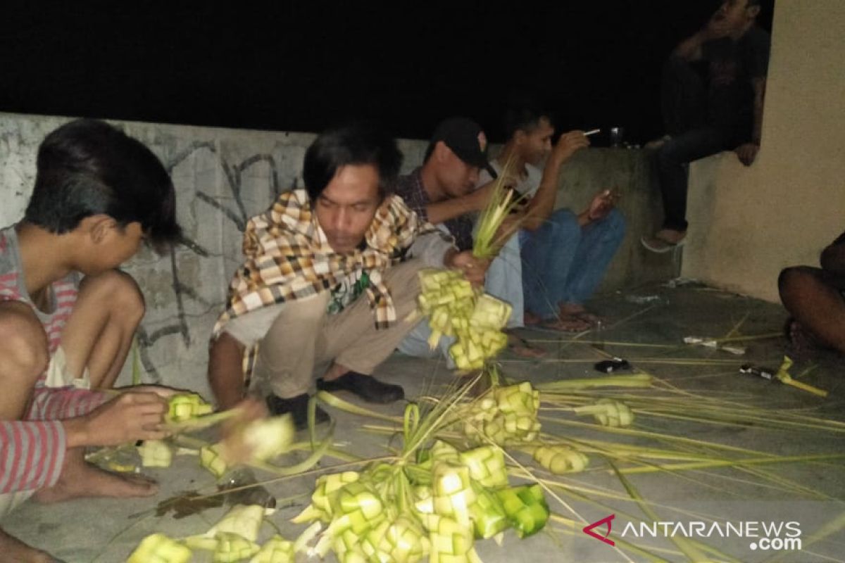 Perajin cangkang ketupat di Cianjur kebanjiran pesanan