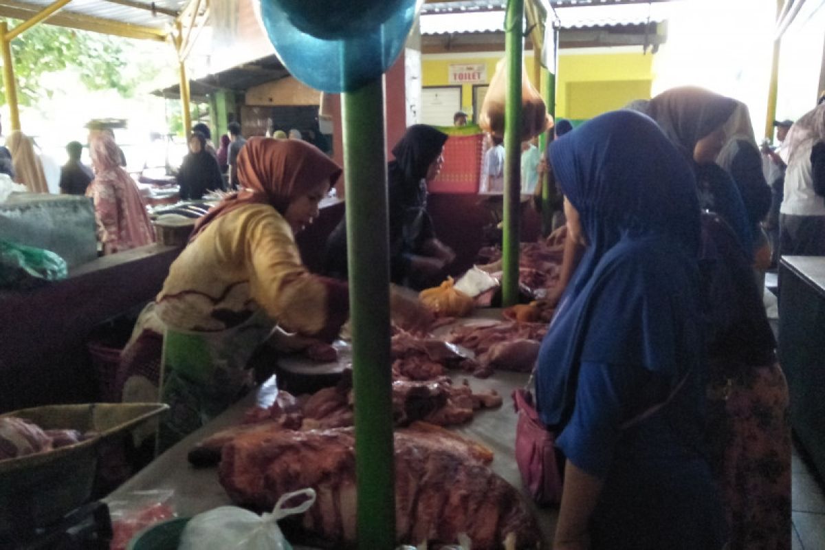 Warga Mataram "serbu" daging sapi persiapan Idul Fitri