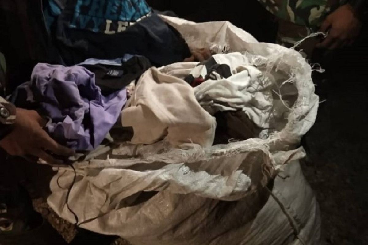 Satgas Pamtas berhasil menggagalkan penyelundupan pakaian bekas asal Malaysia