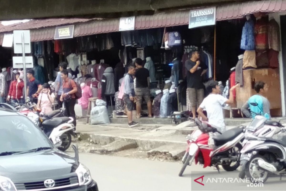 Gempa Nias buat warga panik dan berhamburan keluar rumah