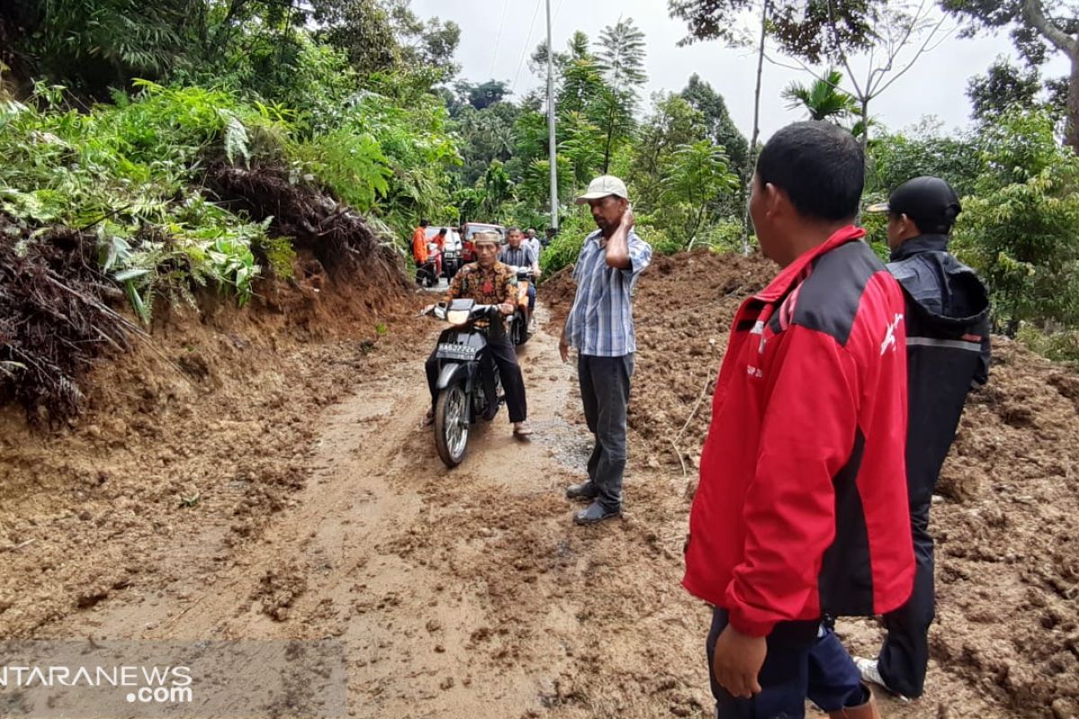 Material longsor di Malalak Barat telah dibersihkan