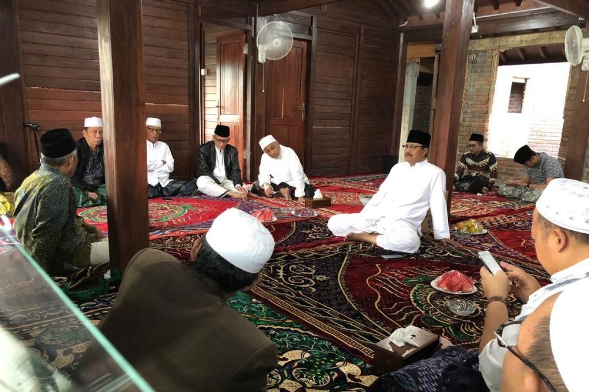 Kiai sepuh Jatim siap jadi tuan rumah islah capres 01 dan 02