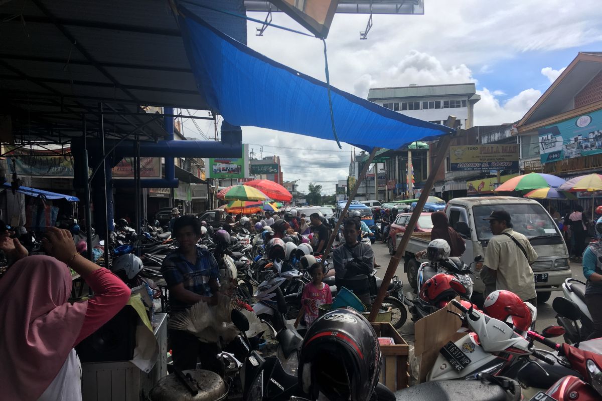 Pengunjung penuhi pasar tradisional di Samarinda