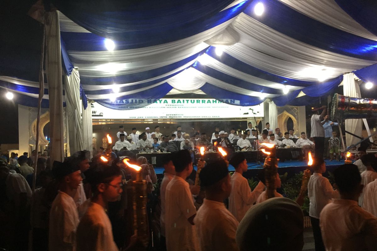 Puluhan mobil hias meriahkan pawai takbir di Banda Aceh