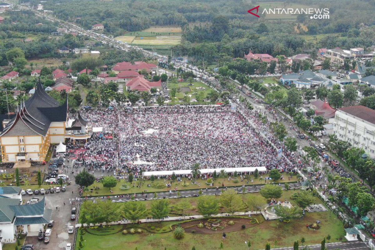 Di Pasaman Barat, shalat Ied  dipusatkan di halaman kantor bupati, jika hujan pindah ke sini