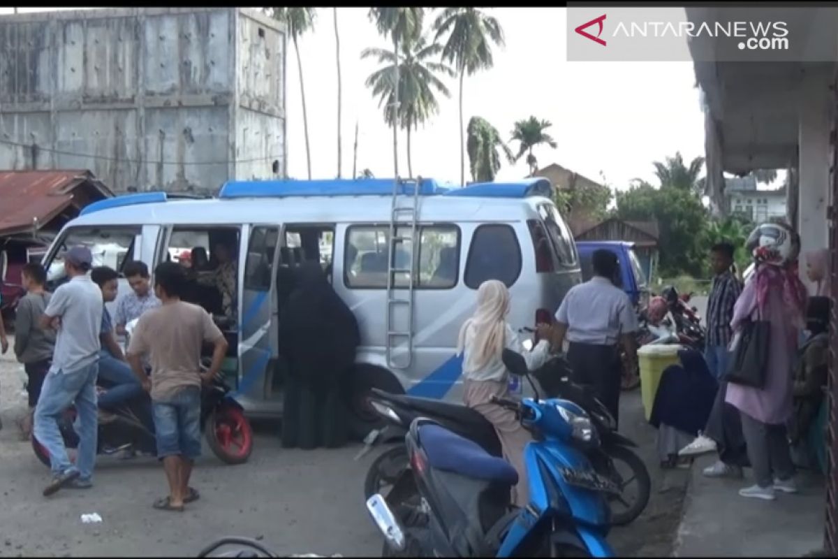 Pemudik padati terminal Simpang Empat di Pasaman Barat