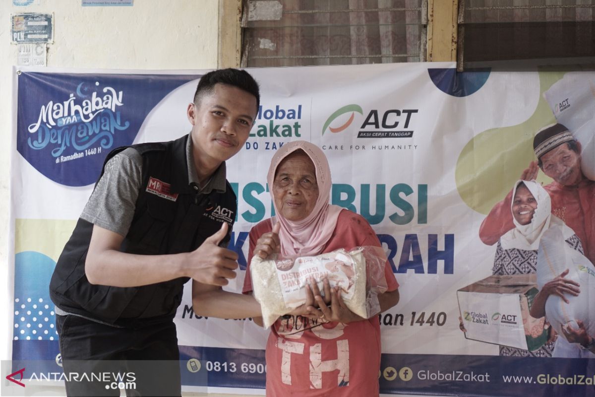 ACT salurkan zakat fitrah ke mustahiq di Palembang