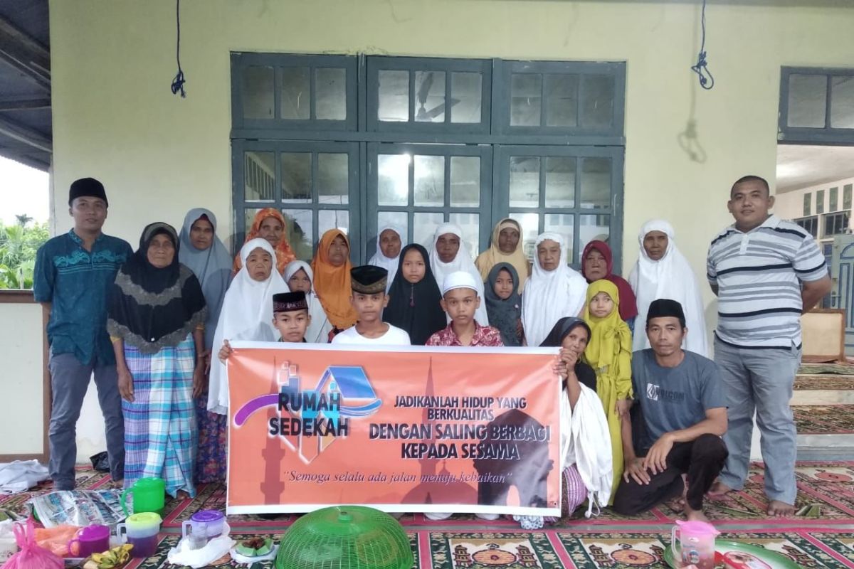 23 anak yatim dan lansia terima santunan dari rumah sedekah Teluk Pinang