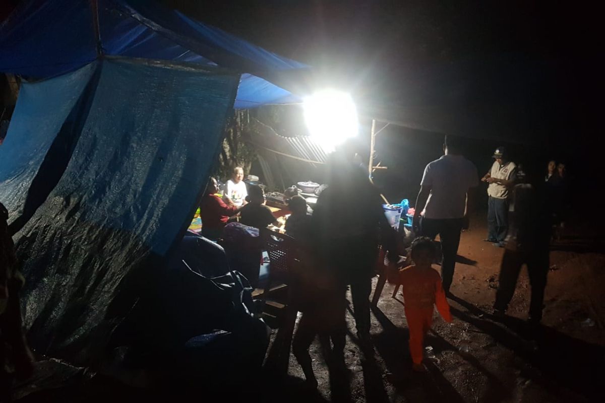 Malam Takbiran, Bupati Konawe Utara Bagikan Bantuan Korban Banjir