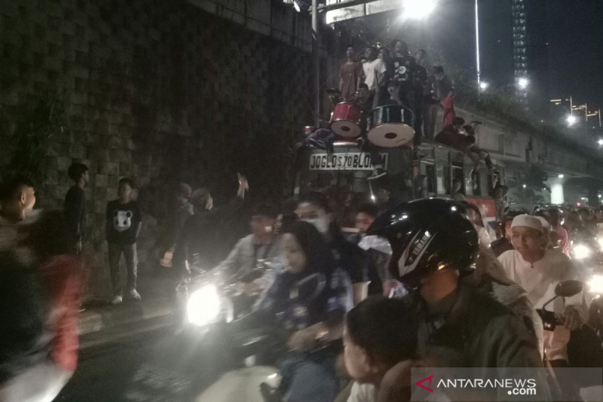 Warga naik atap bus rayakan takbiran di Tanah Abang