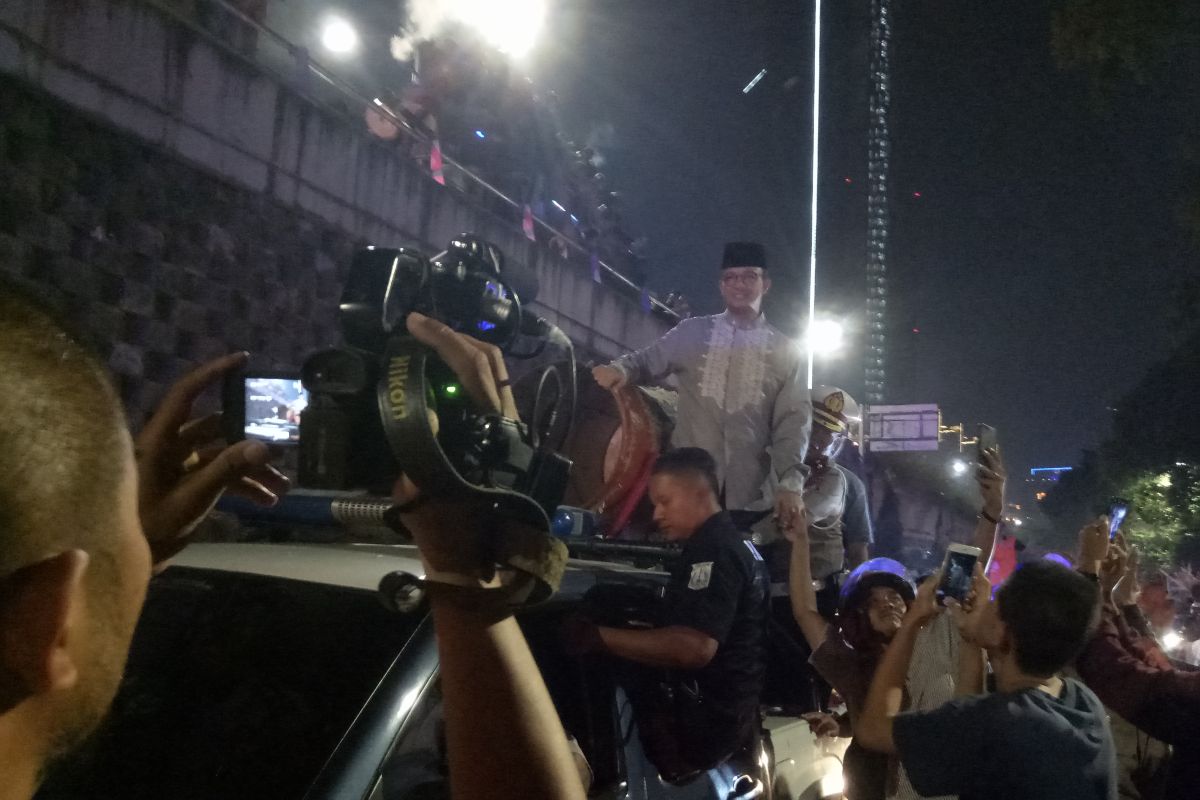 Anies naik mobil double cabin pantau takbir keliling di Tanah Abang