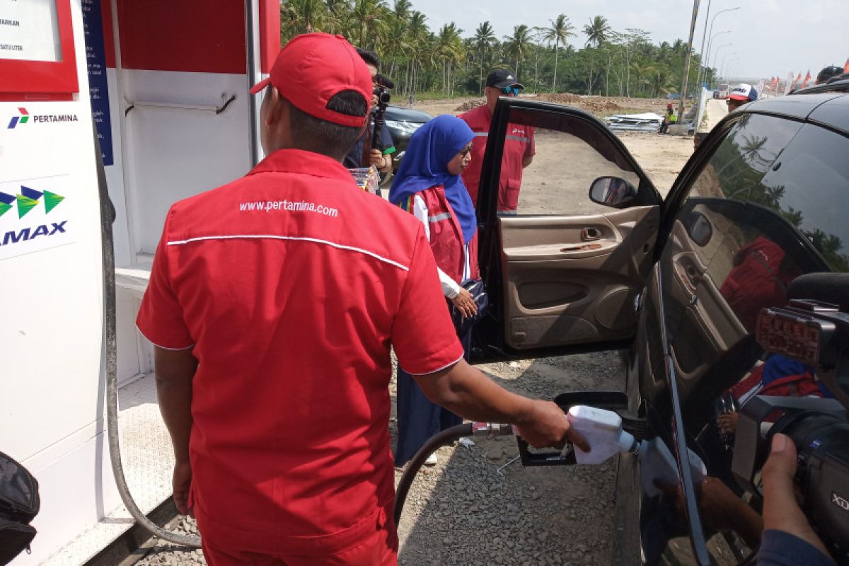 Pemudik meminta Pertamina jual premium dan pertalite di JTTS