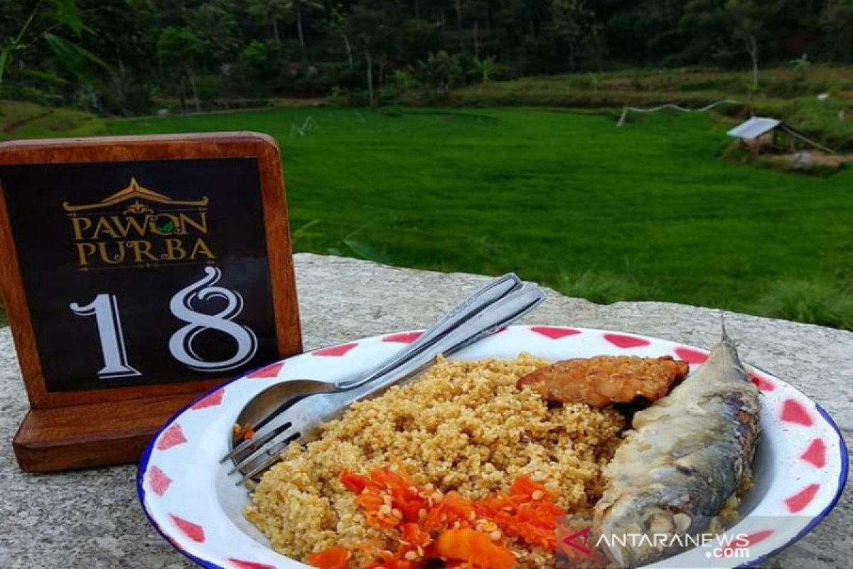 Pelaku wisata Gunung Kidul menyiapkan menu "thiwul lauk ikan asin"