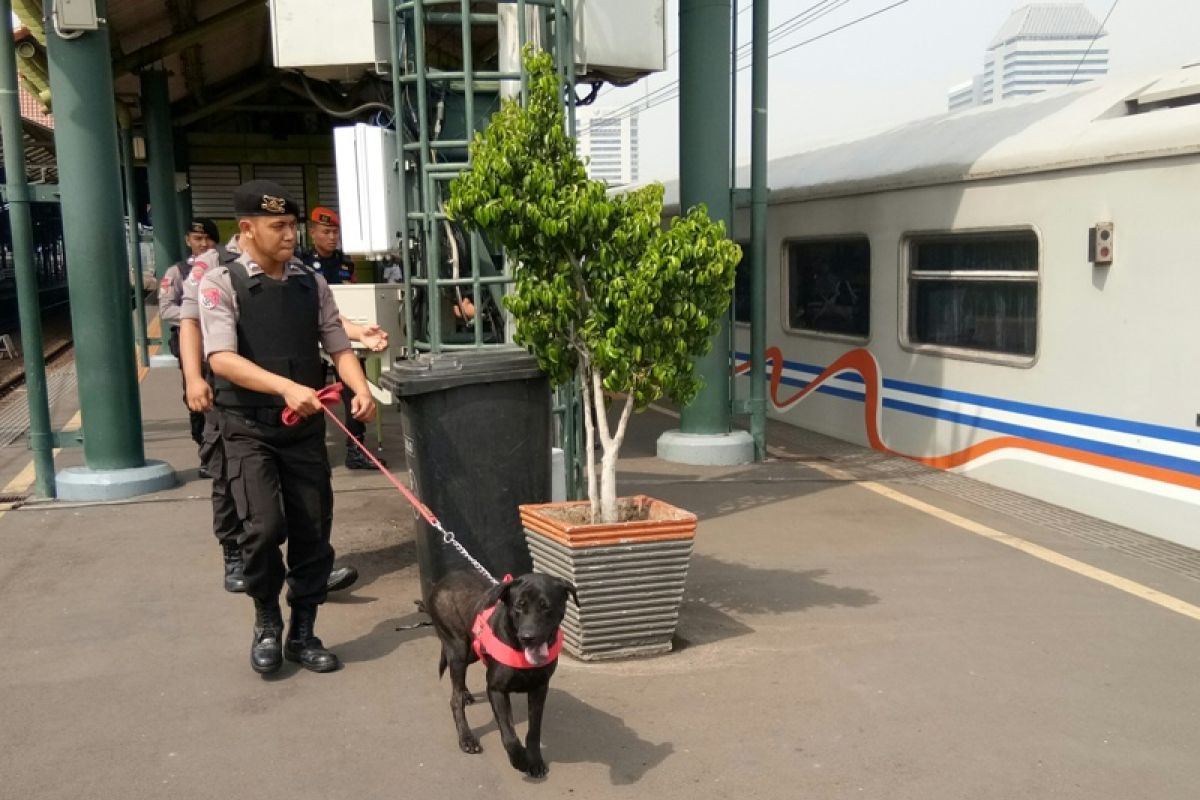 Polda Metro Jaya mengerahkan anjing pelacak sisir Stasiun Gambir