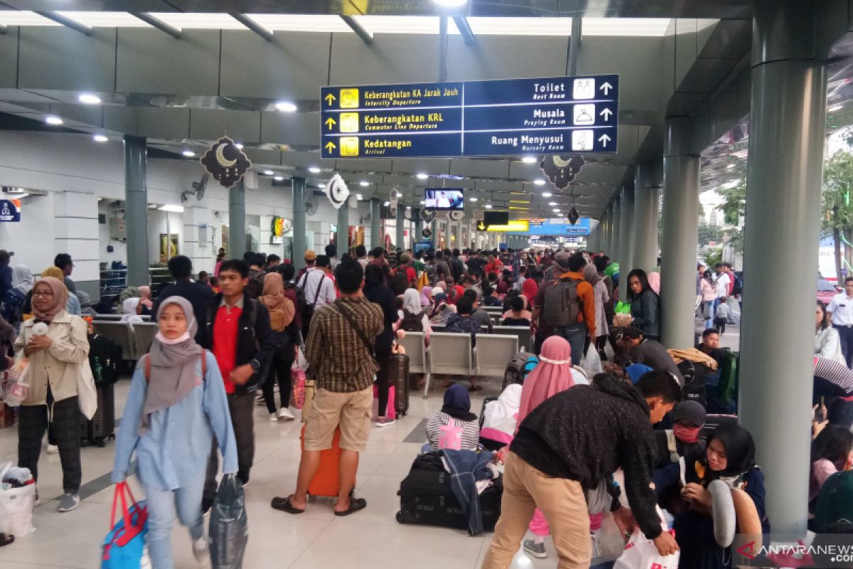 Pemudik di Stasiun Pasar Senen membeludak di ruang tunggu