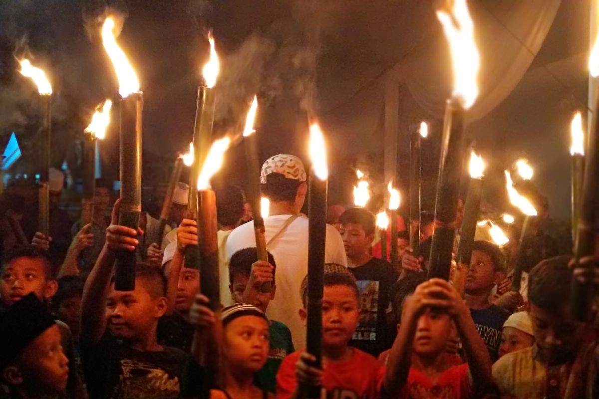 Warga sambut Lebaran dengan pawai obor