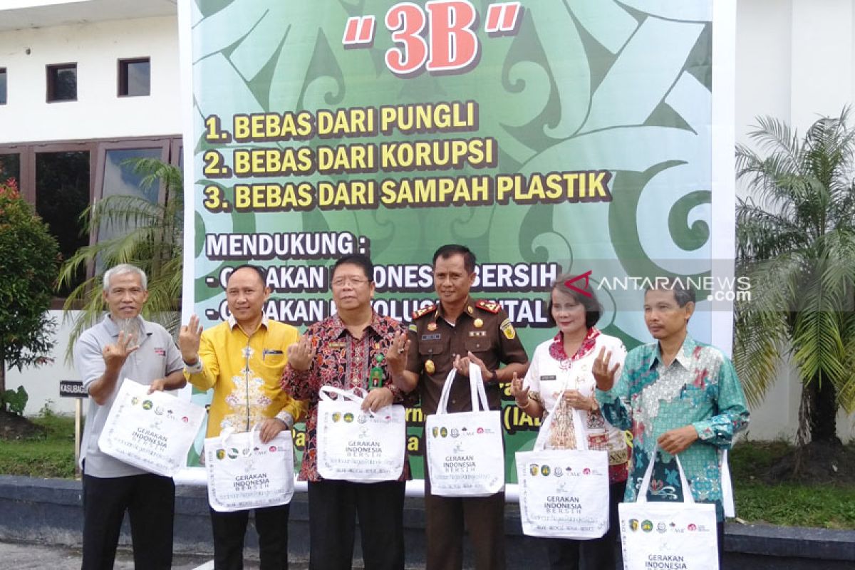 Jemaah diminta tak tinggalkan kertas koran usai Shalat Ied