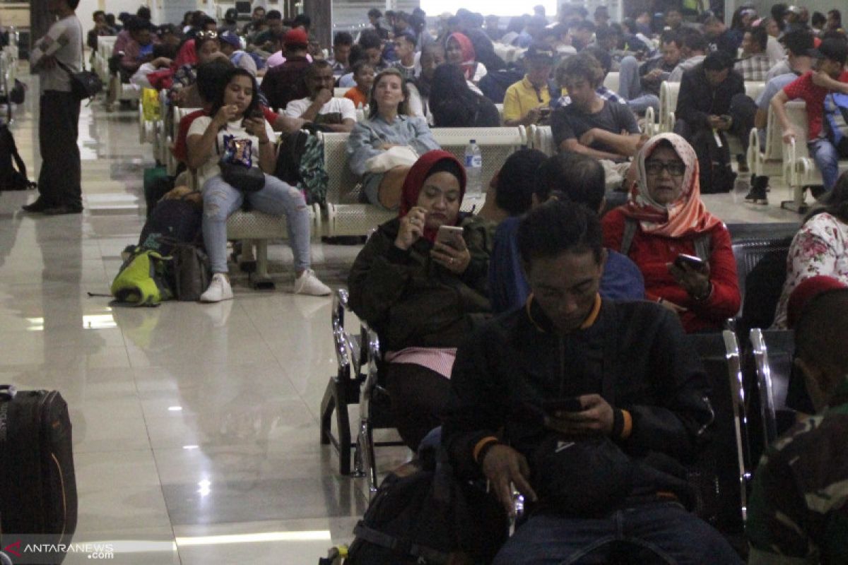 Arus mudik Lebaran melalui Bandara El Tari Kupang mulai menurun