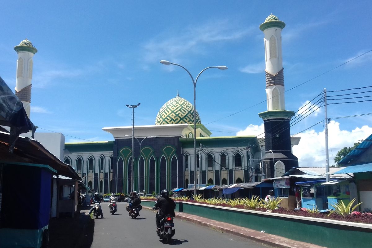 Urai kemacetan, di kawasan Masjid Al-Munawwar disediakan areal parkir