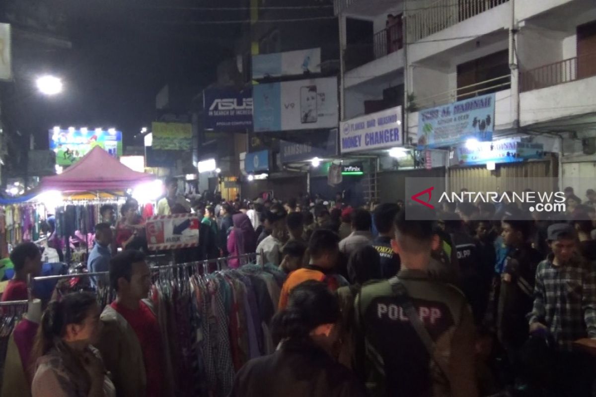 Malam takbiran ribuan warga padati pusat perbelanjaan Sukabumi