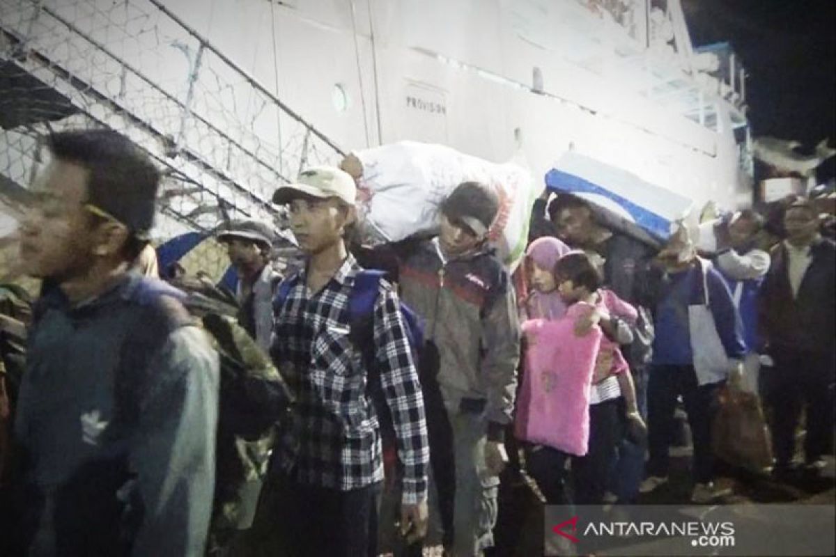 Pemudik dari pelabuhan Sampit Shalat Idul Fitri di atas kapal