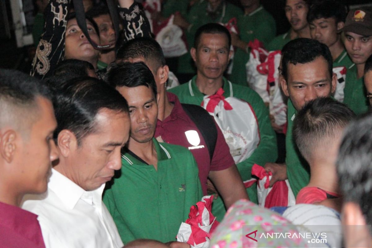 Jokowi bagikan paket sembako di gerbang utama Istana Bogor