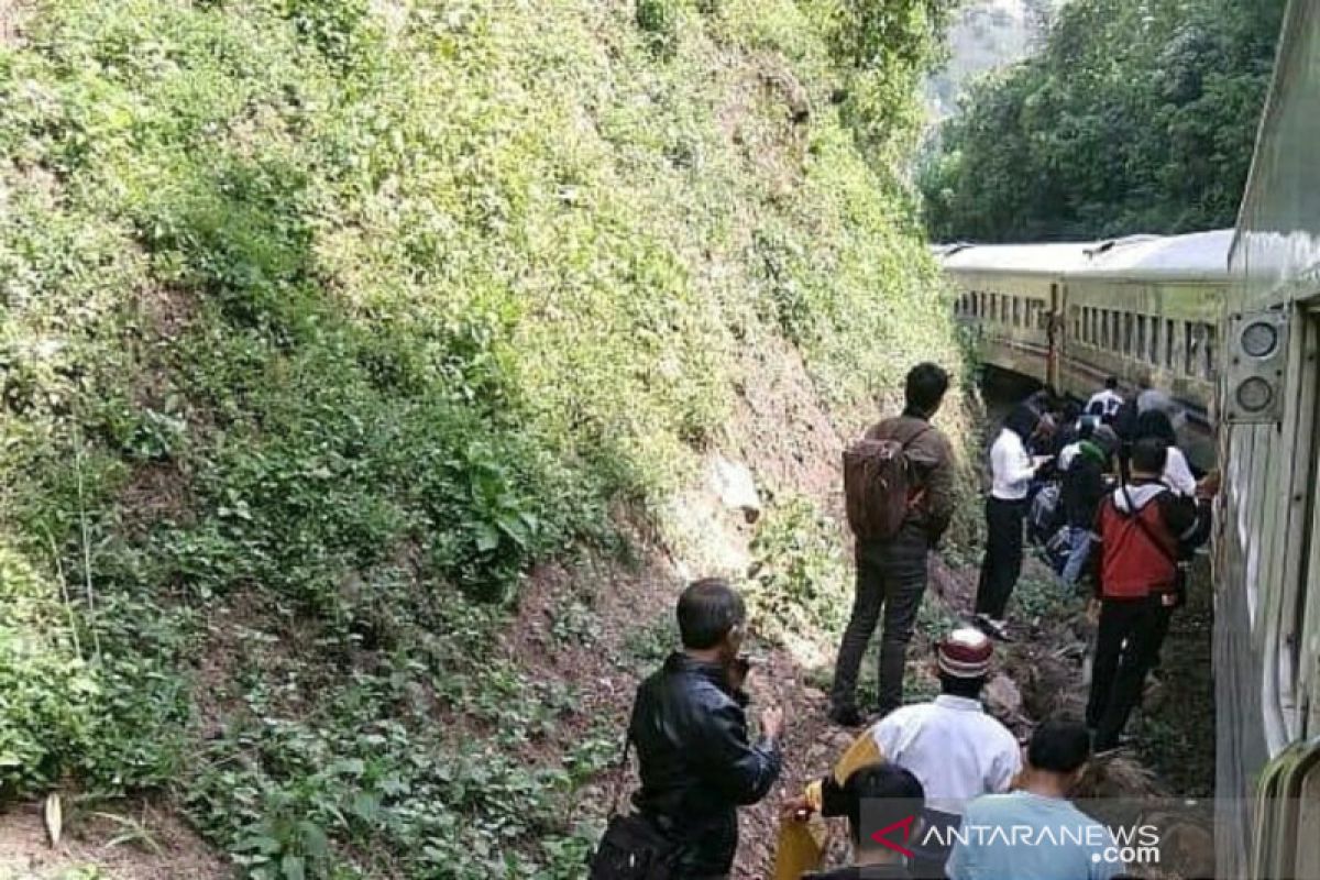 Kereta jurusan Purwokerto-Pasar Senen anjlok di Nagreg, Bandung