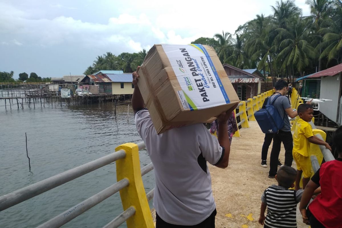 Kapal Ramadhan ACT bagikan 100 paket pangan di Pulau Panjang Barat