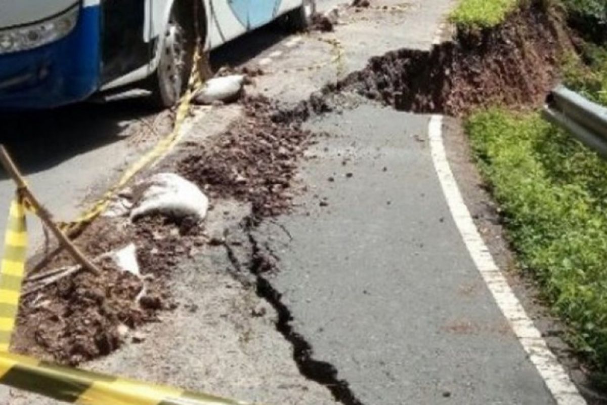 Waspadai titik longsor di jalan lingkar Danau Toba