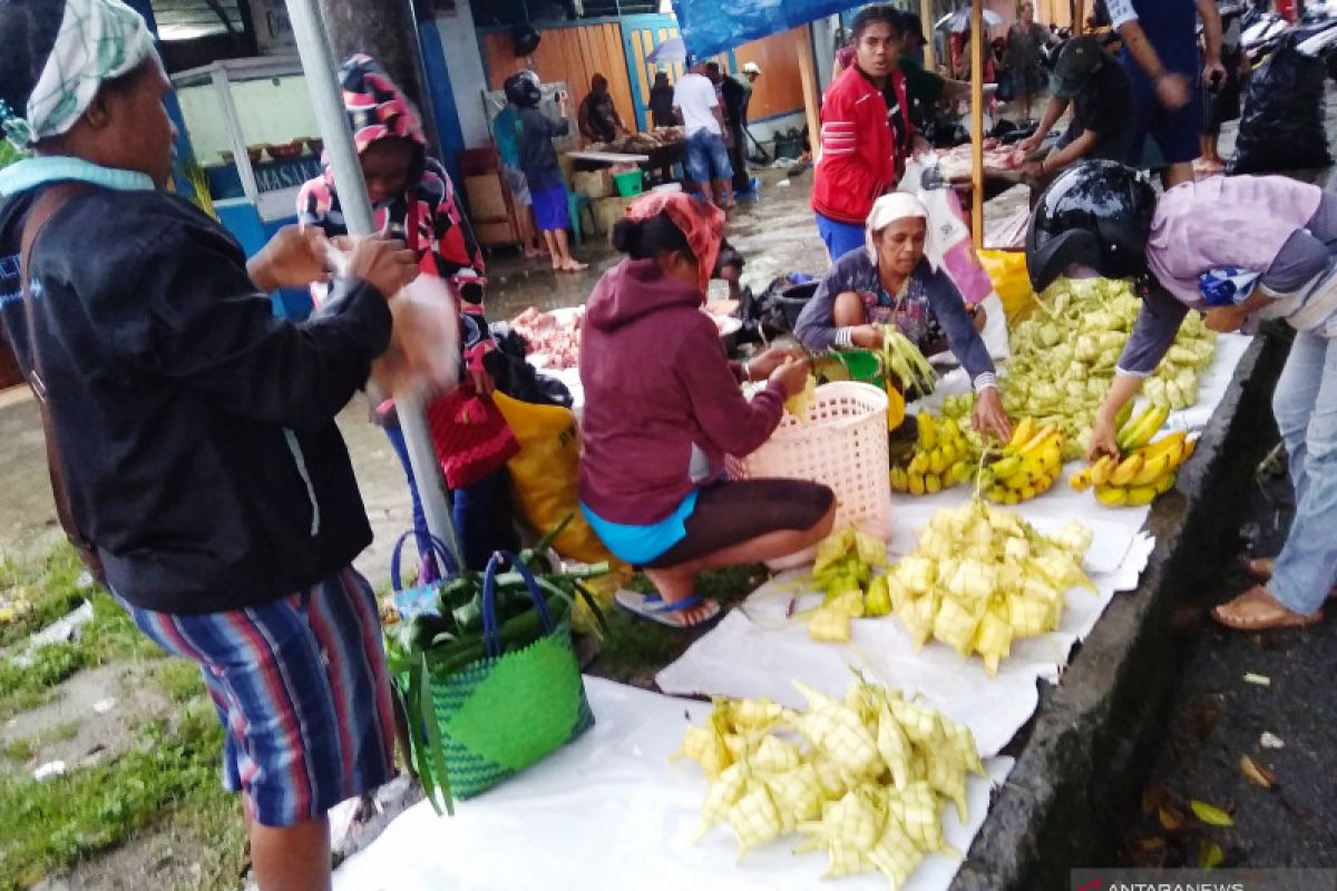 Warga asli Papua berjualan daun ketupat tambah pendapatan keluarga