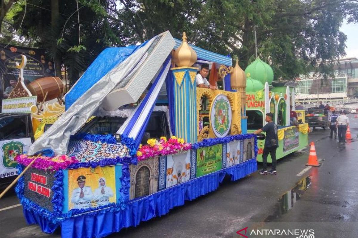 Pawai mobil hias meriahkan takbiran di Medan