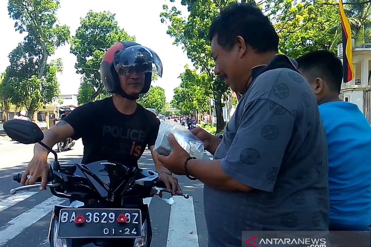 Penukaran pecahan uang di pinggir jalan Padang capai Rp21 juta sehari