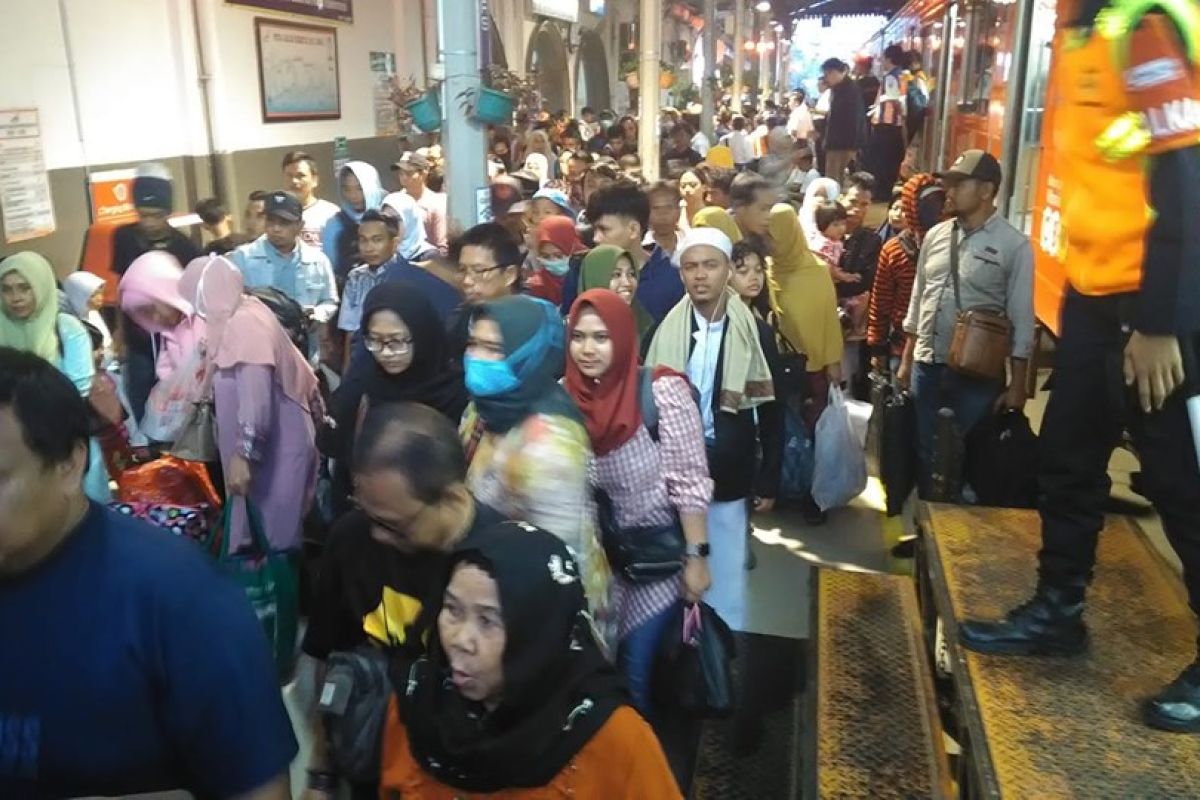 Puncak arus mudik di Stasiun Rangkasbitung H-3 tembus 30.000 penumpang