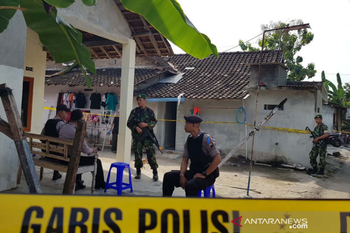 Barang diduga bahan kimia diamankan di rumah pelaku bom Kartasura