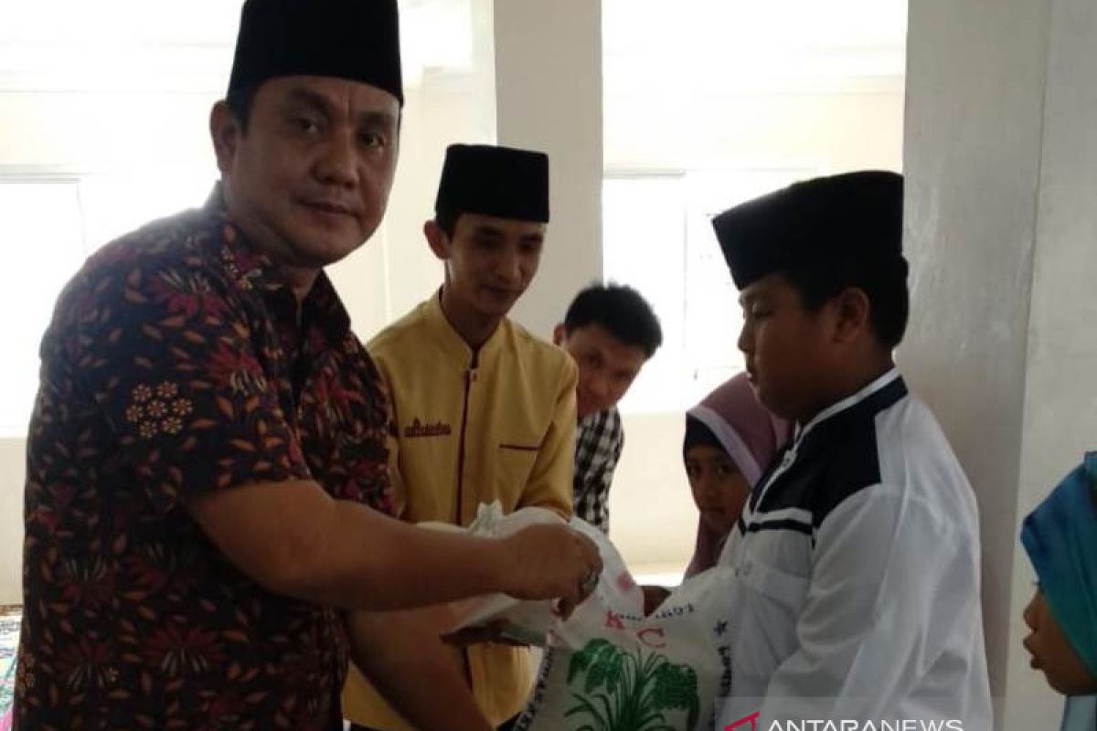 1.000 anak yatim dan janda di Nias terima santunan