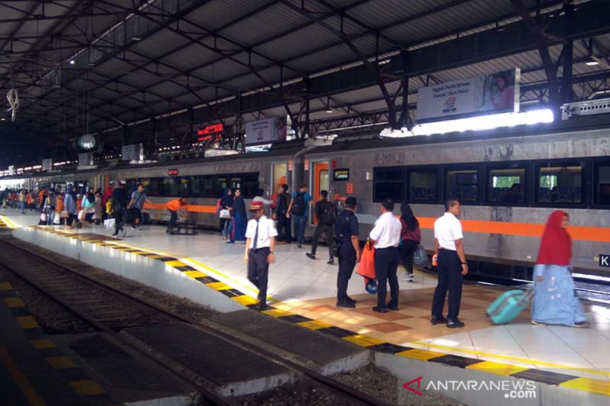 Kedatangan pemudik di stasiun Daop 5 Purwokerto masih ramai