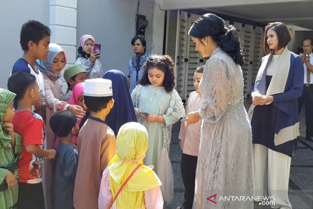 Krisdayanti beri amplop  tetangga untuk bantu Lebaran