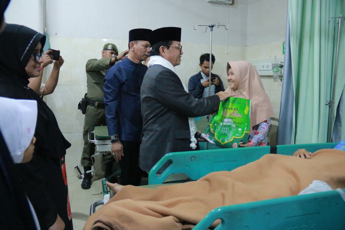 Malam takbiran, gubernur beri bingkisan ke pasien dan pegawai rumah sakit
