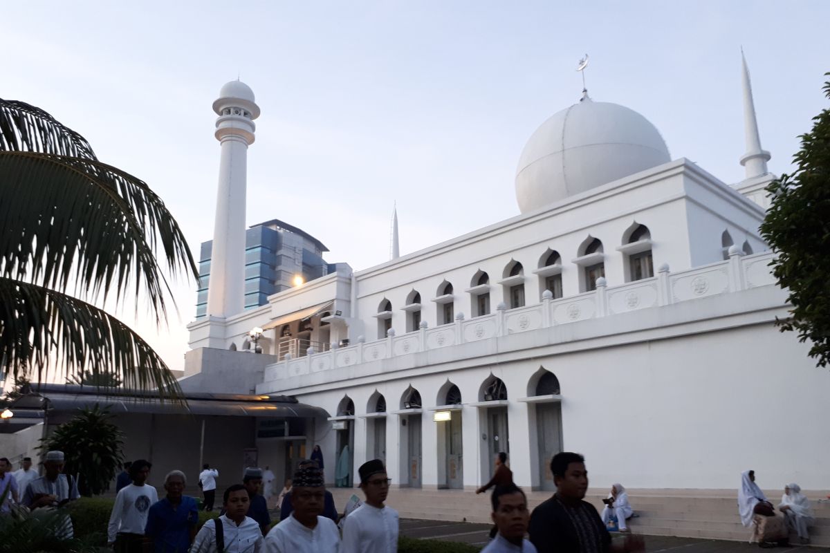 Masjid Al Azhar salurkan 20 ton beras zakat fitrah