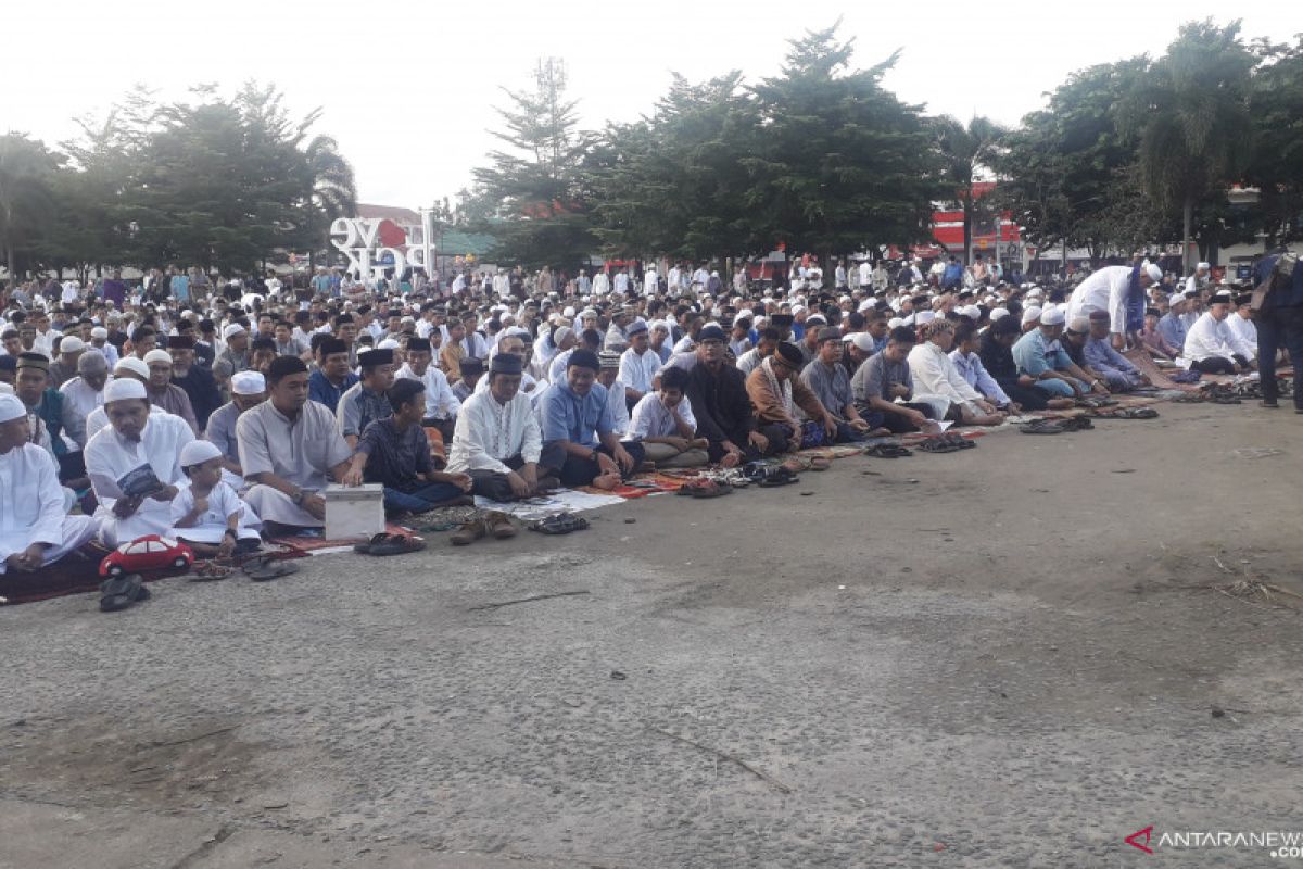 Wali Kota Pangkalpinang bersama ribuan warga laksanakan sholat Id