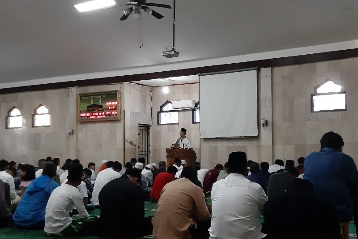 Mendagri dan warga  sholat Idul Fitri di Kompleks Widya Chandra