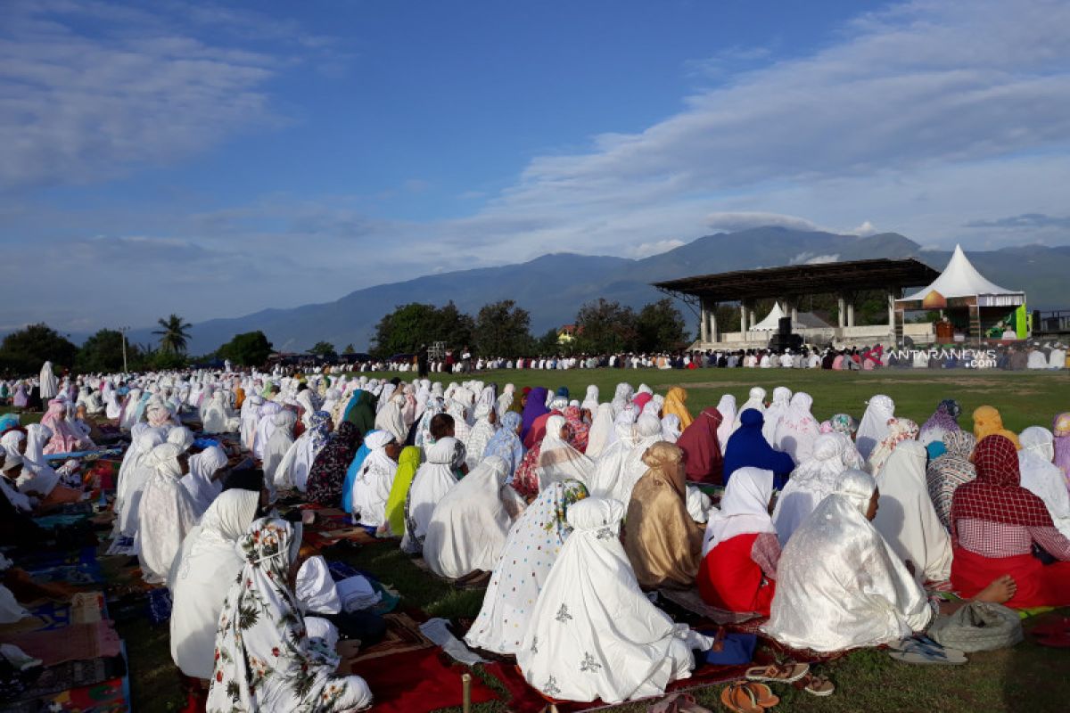 Pengungsi shalat ied di stadion mini dekat eks-likuefaksi Petobo