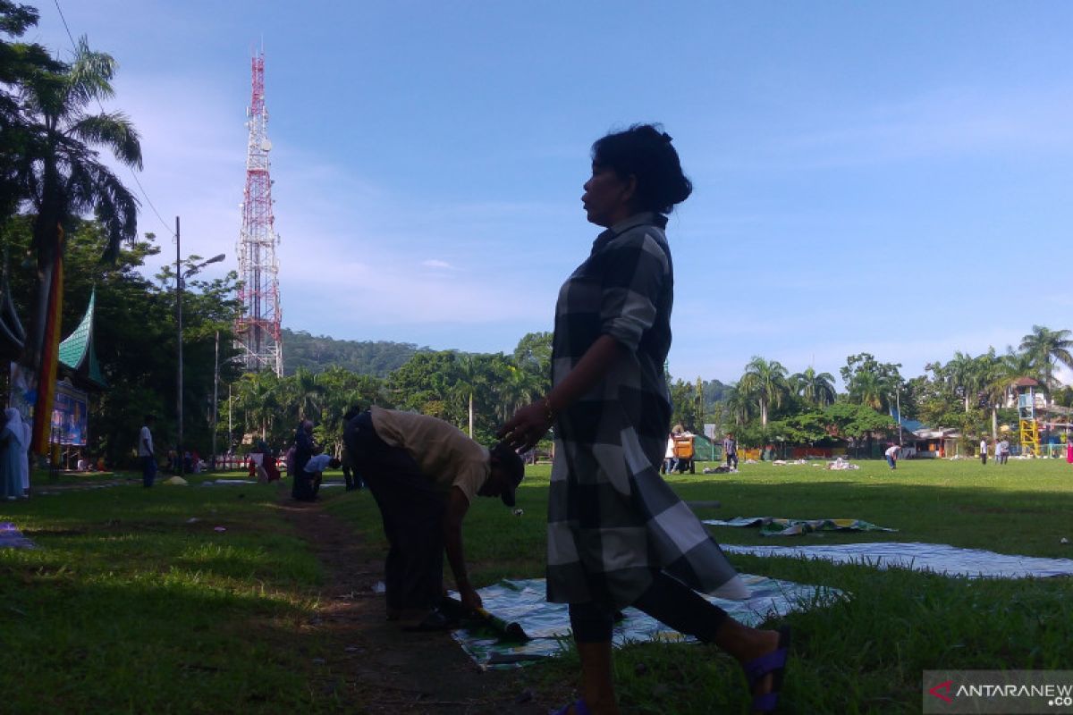 Idul Fitri bawa berkah bagi penyedia jasa tikar di Padang