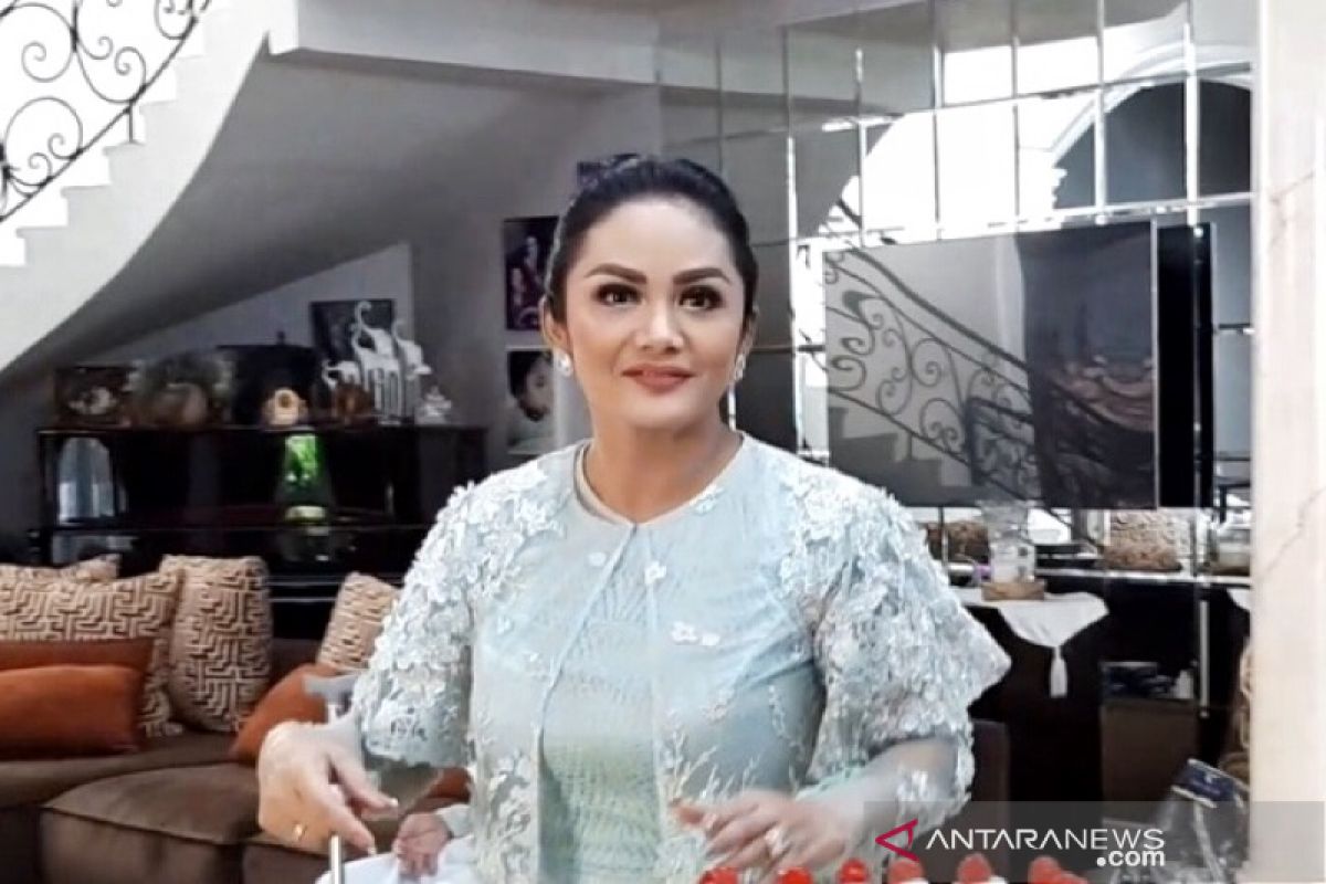 Alasan Krisdayanti selalu berseragam saat Lebaran