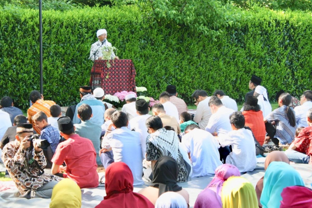 Aa Gym imam shalat Idul Fitri di Swiss