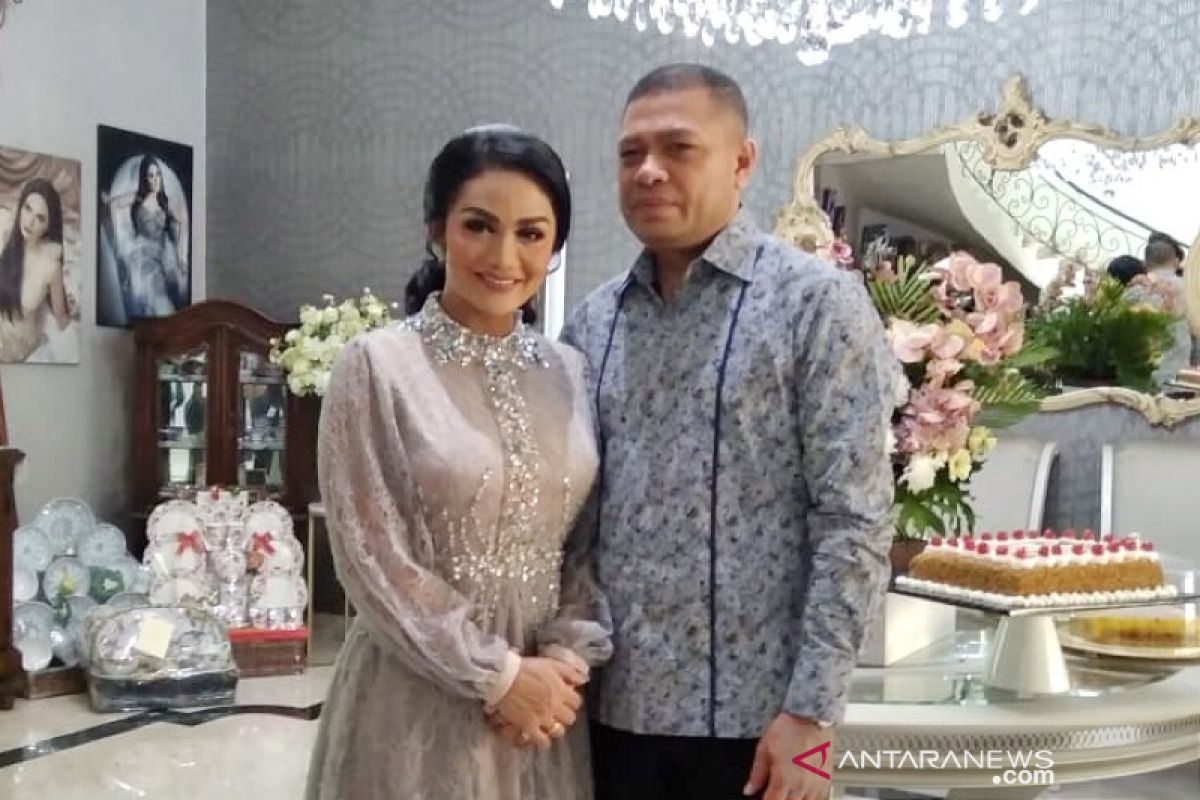 Harga baju Lebaran Krisdayanti hingga puluhan juta rupiah