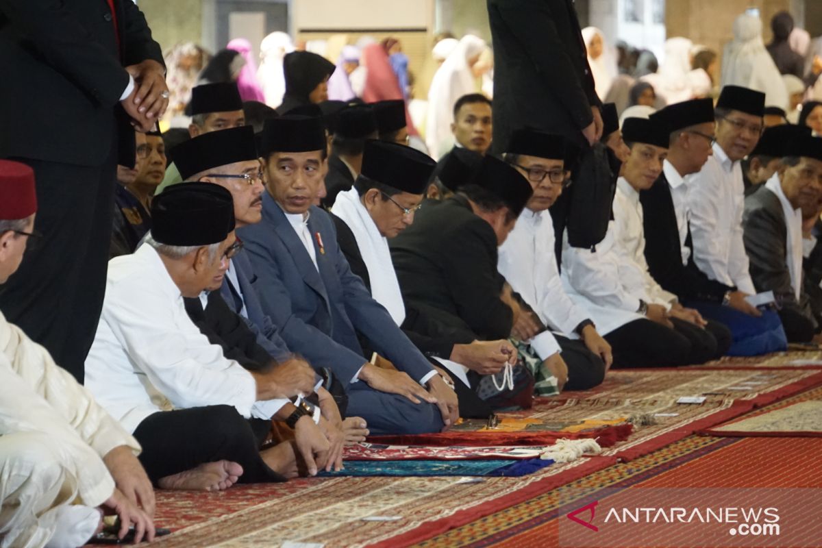 Warga hampiri Presiden usai solat Idul Fitri