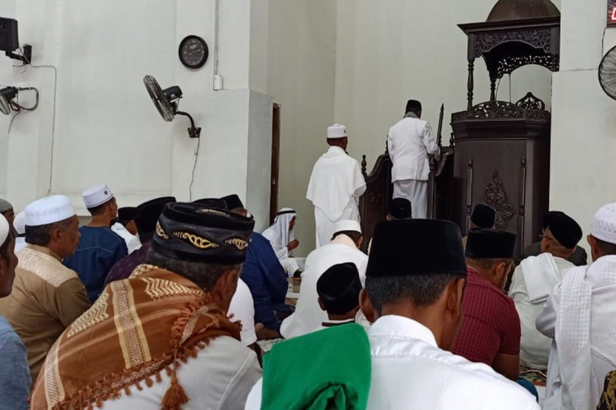 Bupati SBT Shalat Ied bersama warganya